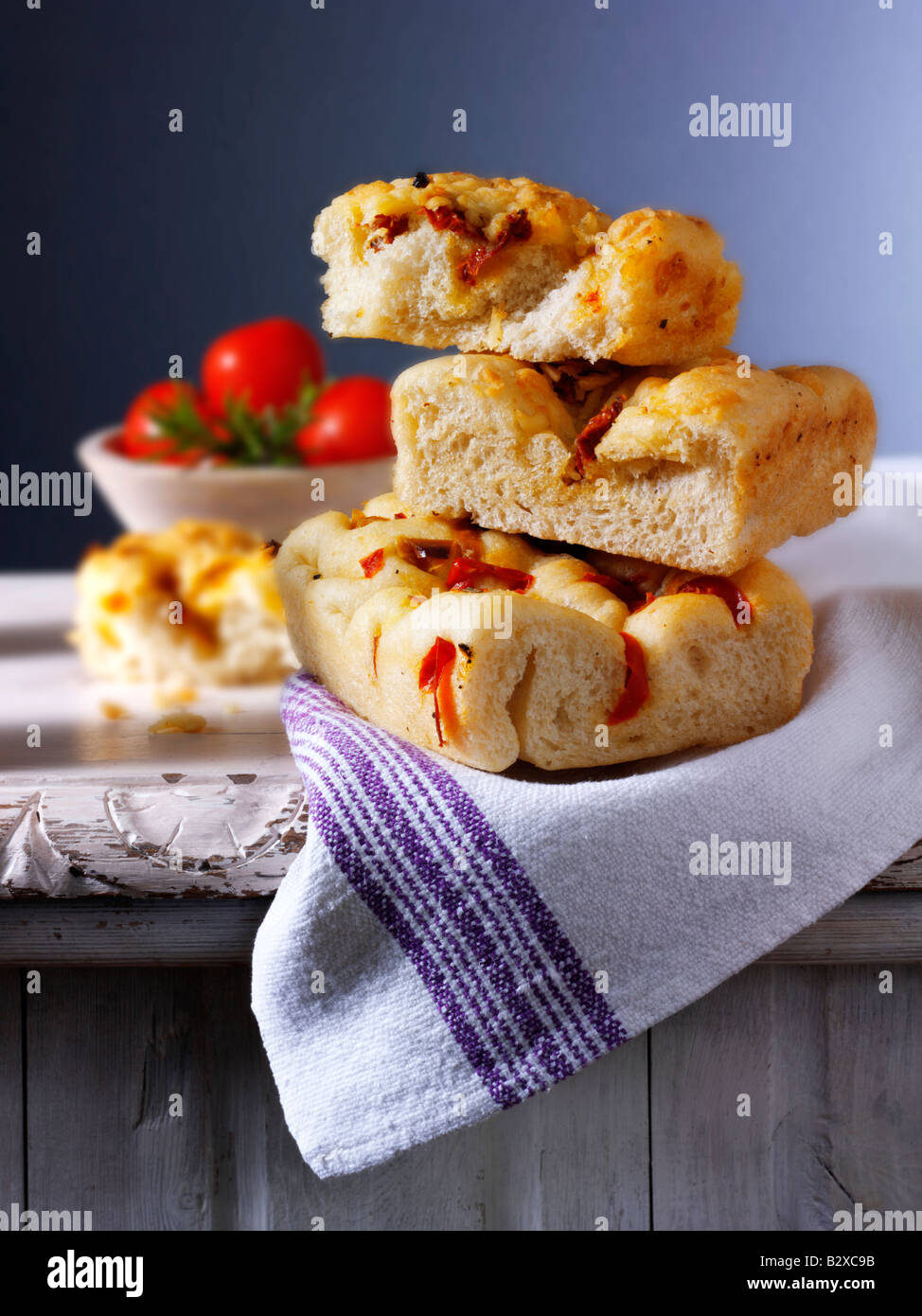 Getrocknete Tomaten Focaccia italienisches Brot in rustikalem Ambiente Auf einem Holztisch Stockfoto