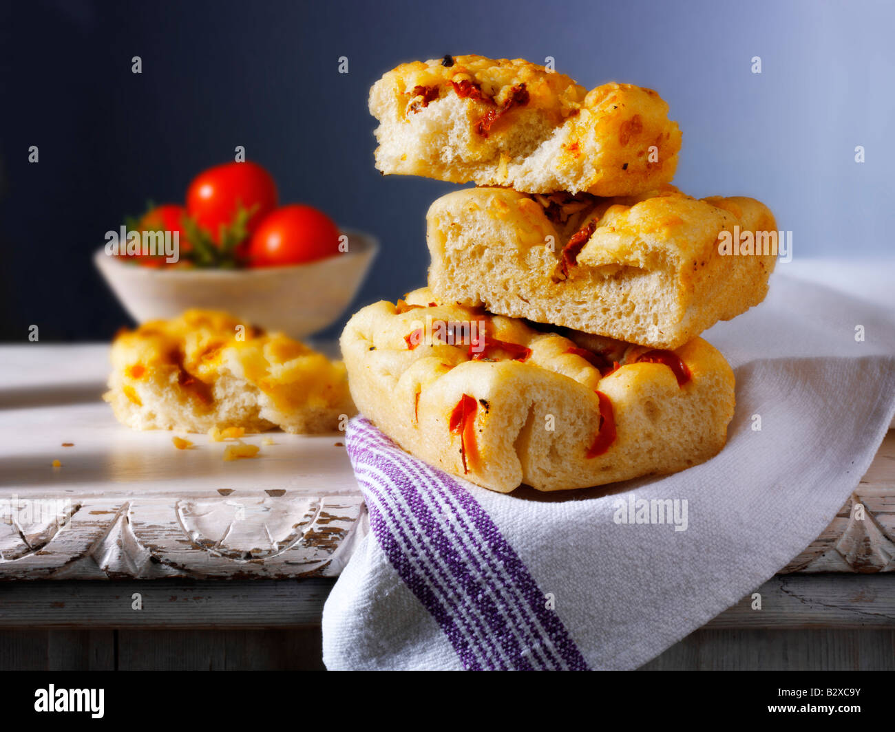 Getrocknete Tomaten Focaccia italienisches Brot in rustikalem Ambiente Auf einem Holztisch Stockfoto