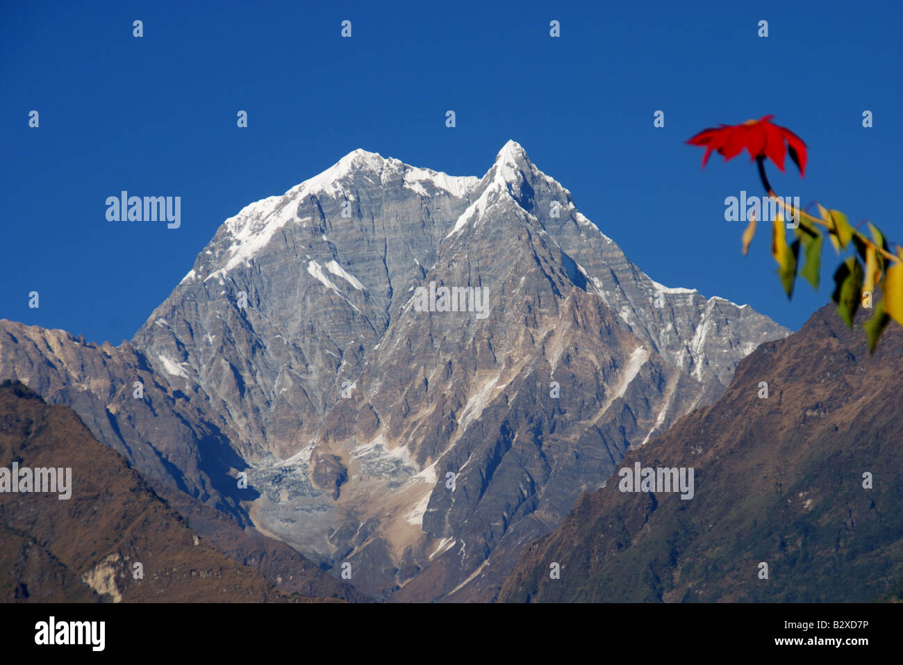 Mt Nilgiri angesehen von Tatopani, Nepal Stockfoto