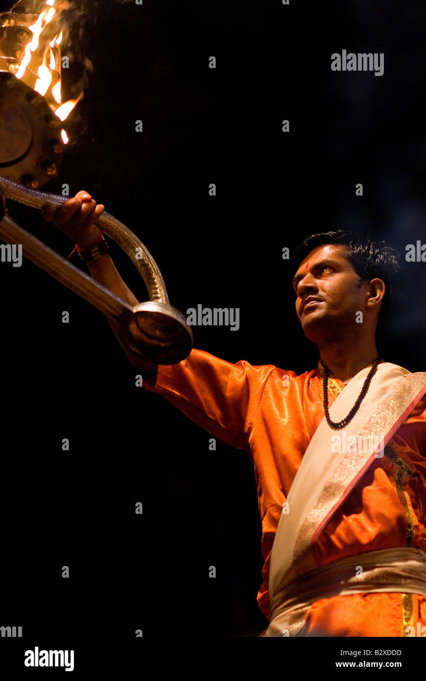 Ganga Aarti Zeremonie am Dasaswamedh Ghat, Varanasi (Benares), Subkontinent, Uttar Pradesh, Indien, Asien Stockfoto