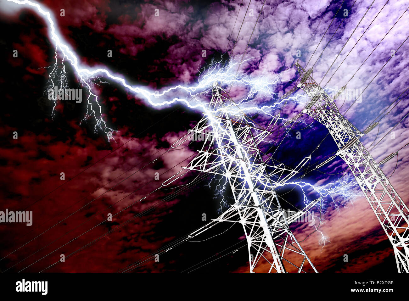 Blitzeinschlag in Hochspannung Power Line Pfeiler Stockfoto