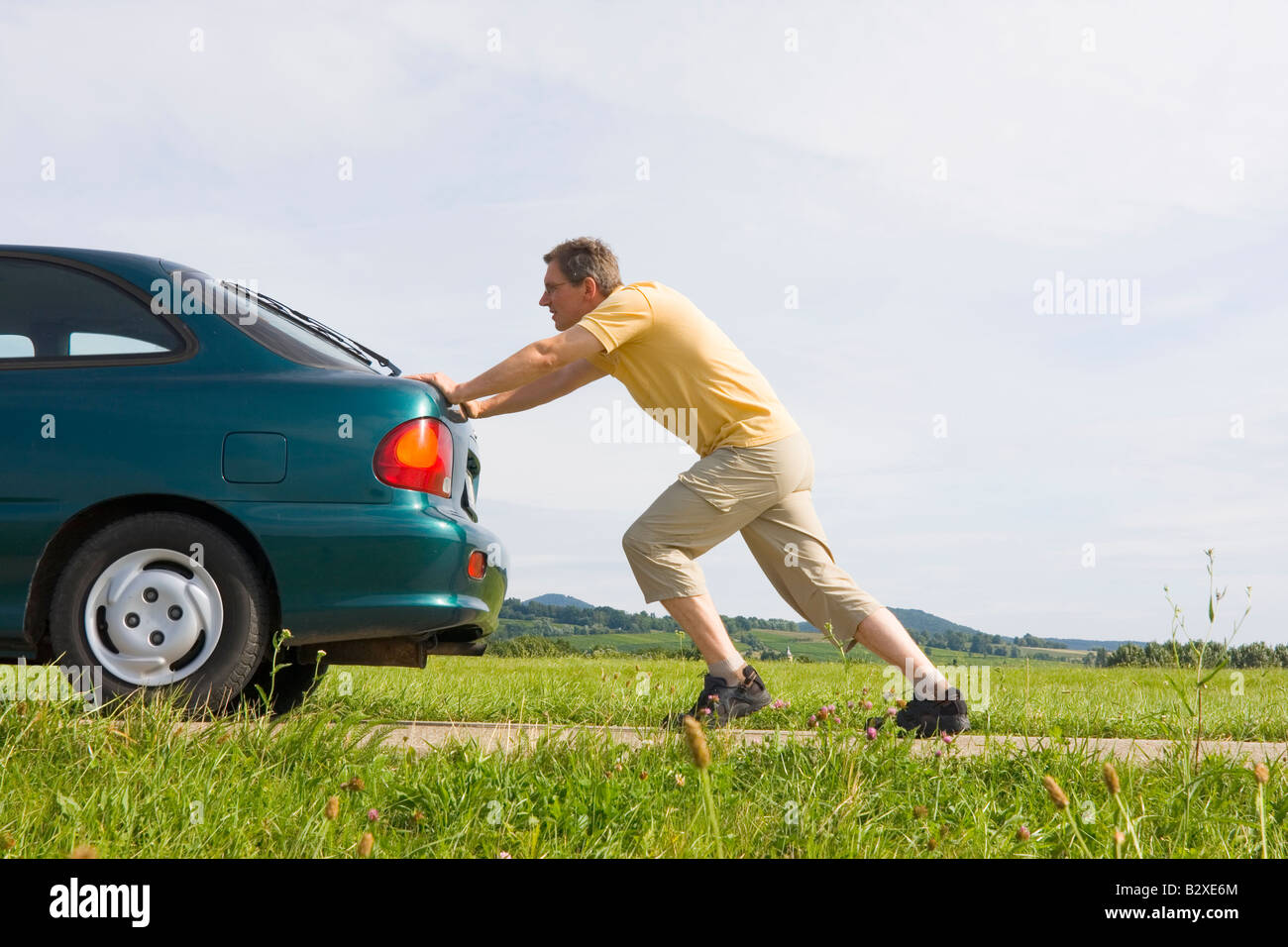 Mann ein Auto mit leerer Gastank Stockfoto