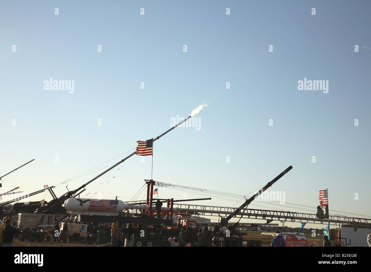 Große lange barreled Luft Kanone zeigen himmelwärts mit "Rauch" - wirklich Dampf - Ende aus Stockfoto