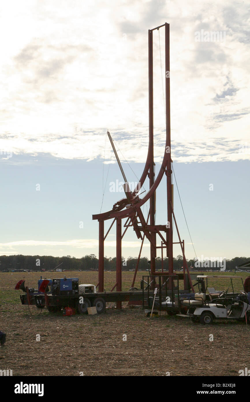 Großen gebogenen Metall gerahmt Trebuchet mit Arm in Ruhestellung anheizen. Weltmeisterschaft Kürbis Spannkraft Wettbewerb. Stockfoto