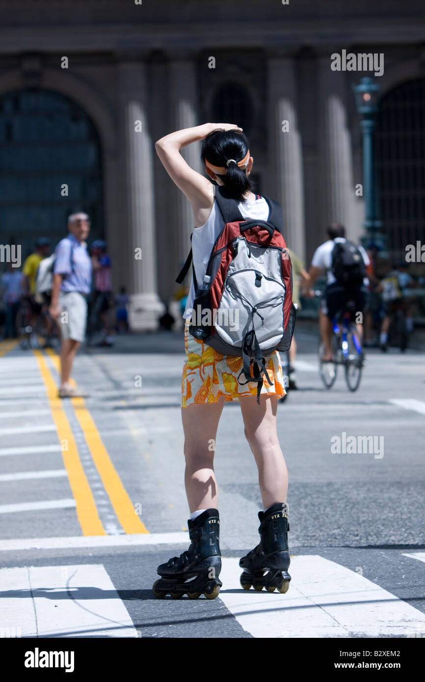 Eine Frau nimmt ein Bild auf ihren Rollerblades auf der Park Avenue während der Veranstaltung "Summer Streets" in Manhattan, New York. Stockfoto