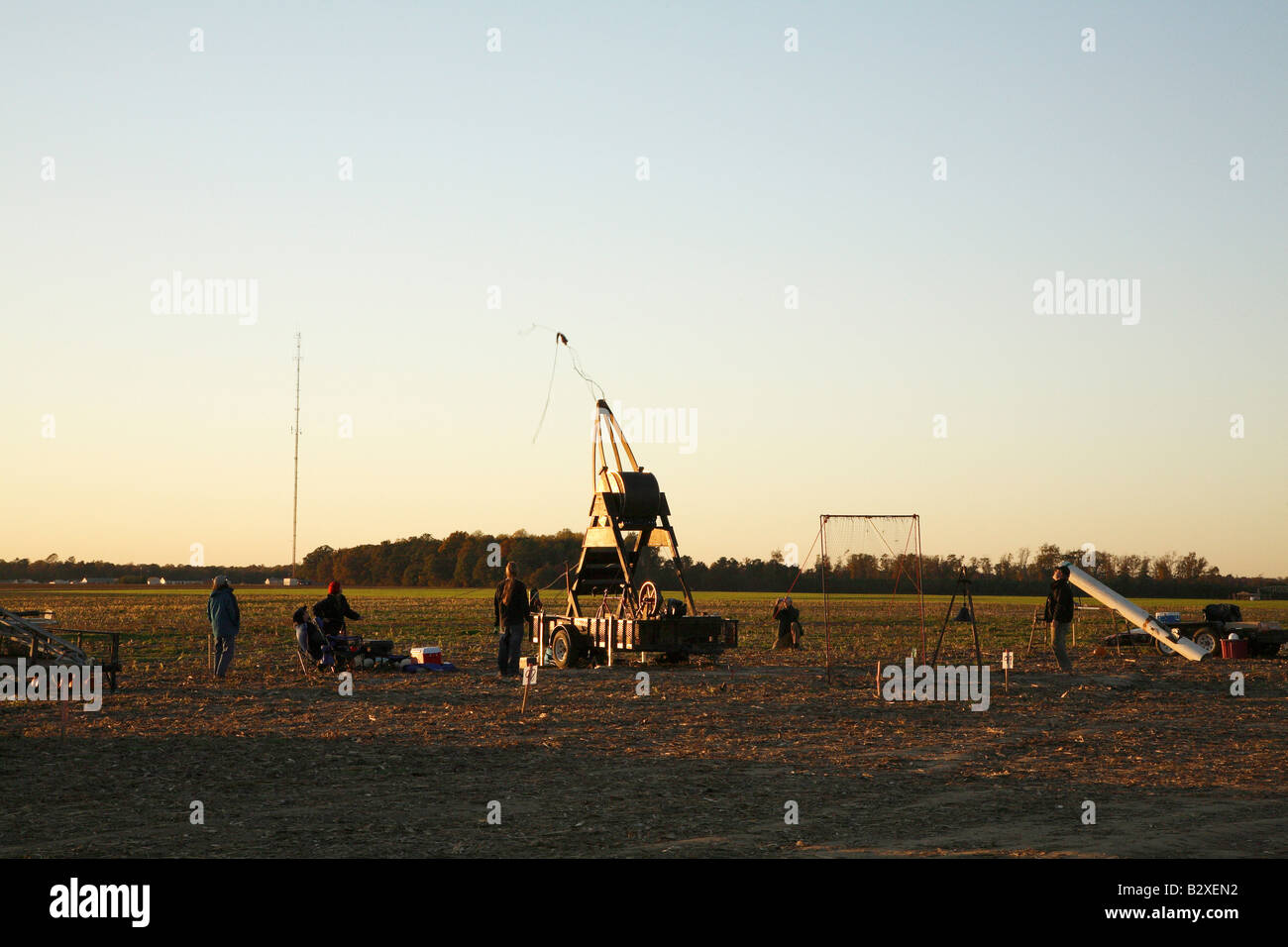 Holzfass geprägt menschliche angetriebene Kürbis warf Maschine, die nur einen Kürbis geschleudert hat. Stockfoto