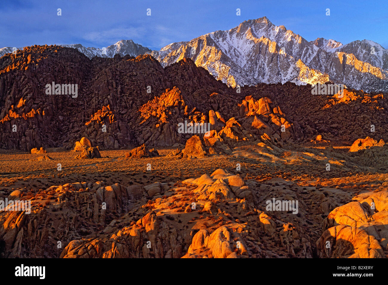 Lone Pine Peak und die Alabama Hills bei Sonnenaufgang Stockfoto