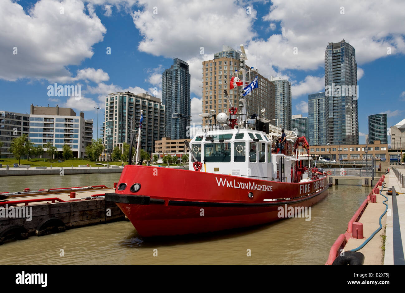 Feuer Boot am Feuer und Marine Station 334 und EMS Station 36 am Queens Quay West, Toronto, Kanada. Stockfoto