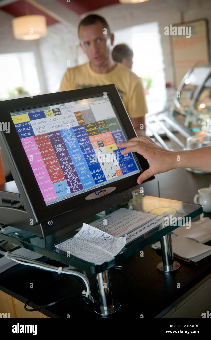 Cafe Arbeitskraft über einen digitalen Touchscreen sensibel Monitor EDV bis um zu addieren Sie die Rechnung im restaurant Stockfoto