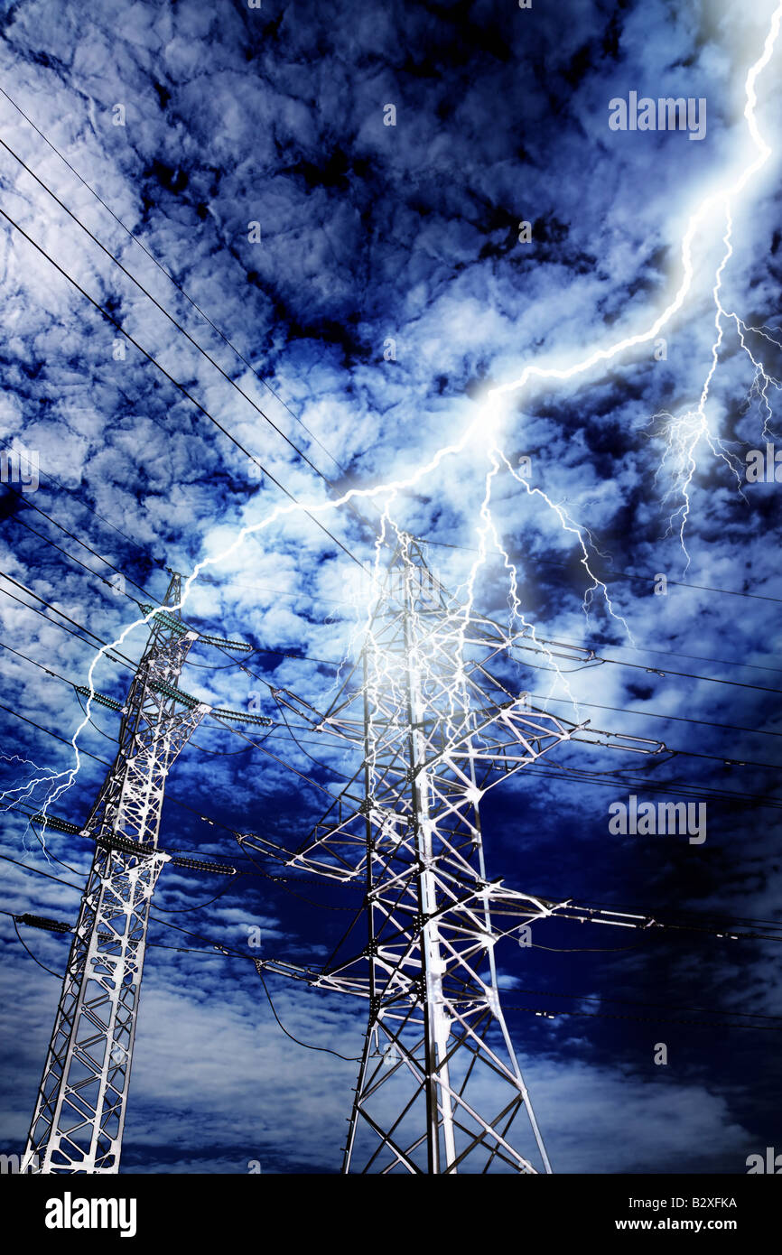 Blitzeinschlag in Hochspannung Power Line Pfeiler Stockfoto
