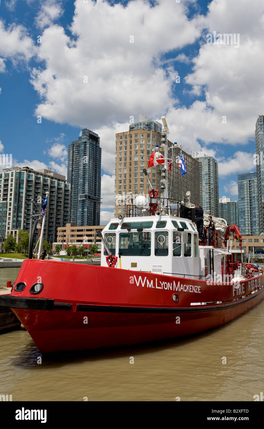 Feuer Boot am Feuer und Marine Station 334 und EMS Station 36 am Queens Quay West, Toronto, Kanada. Stockfoto