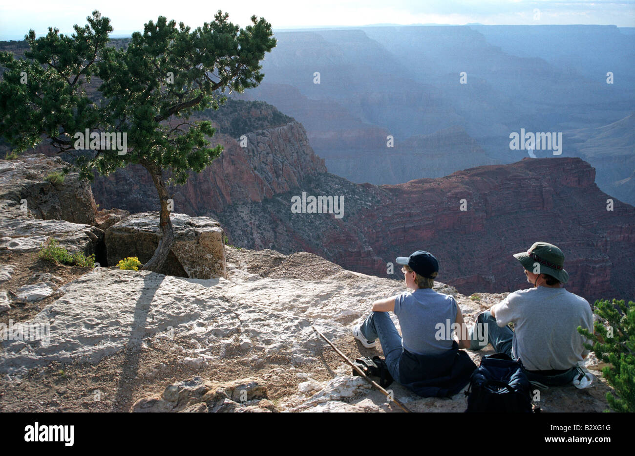 Touristen bewundern die Aussicht vom Rand des Grand Canyon im Grand CanyonNationalpark in Arizona Spetember 2004 Stockfoto