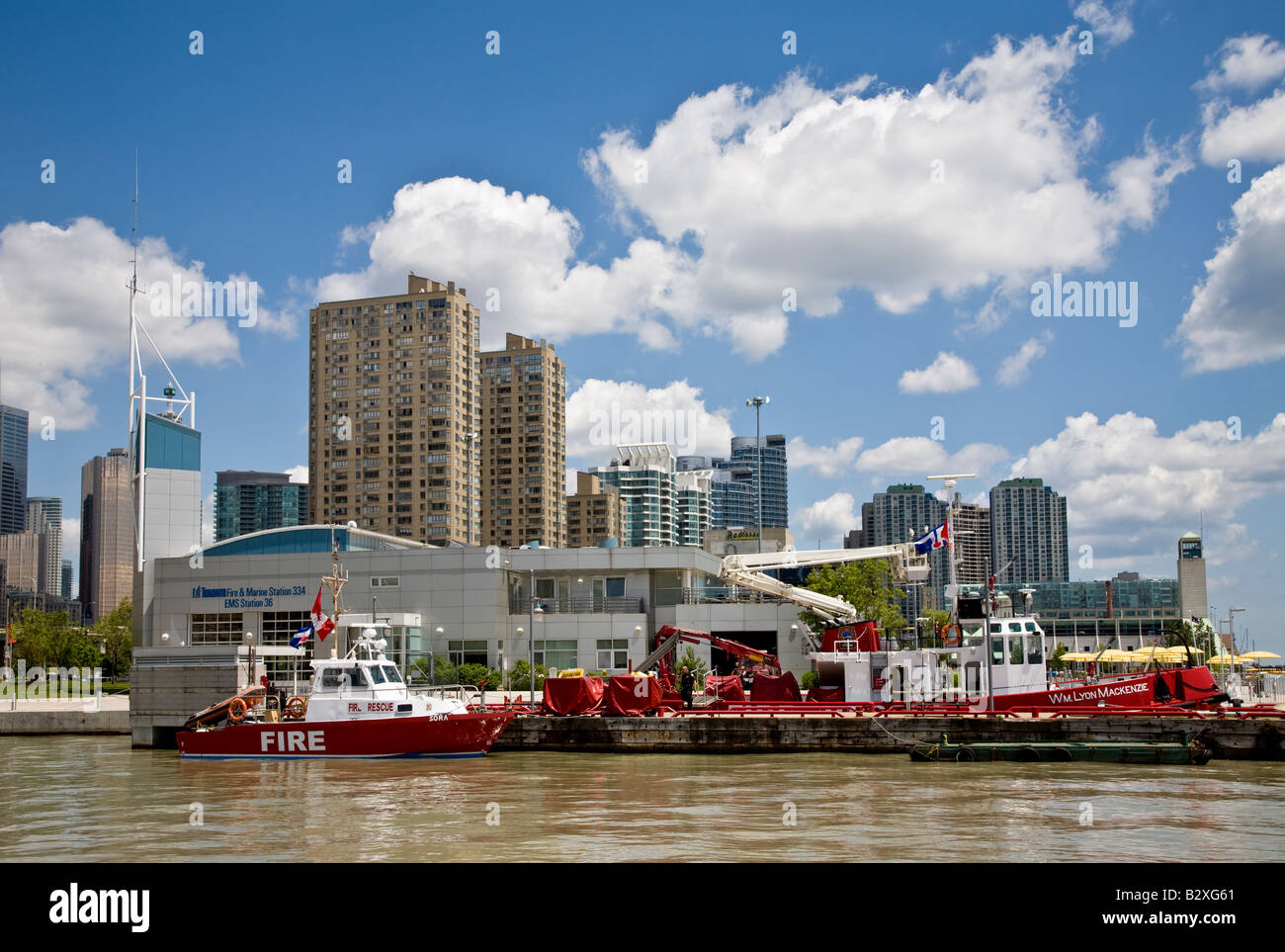 Feuer und Meeresstation 334 und EMS Station 36 im Queens Quay West, Toronto, Kanada. Stockfoto