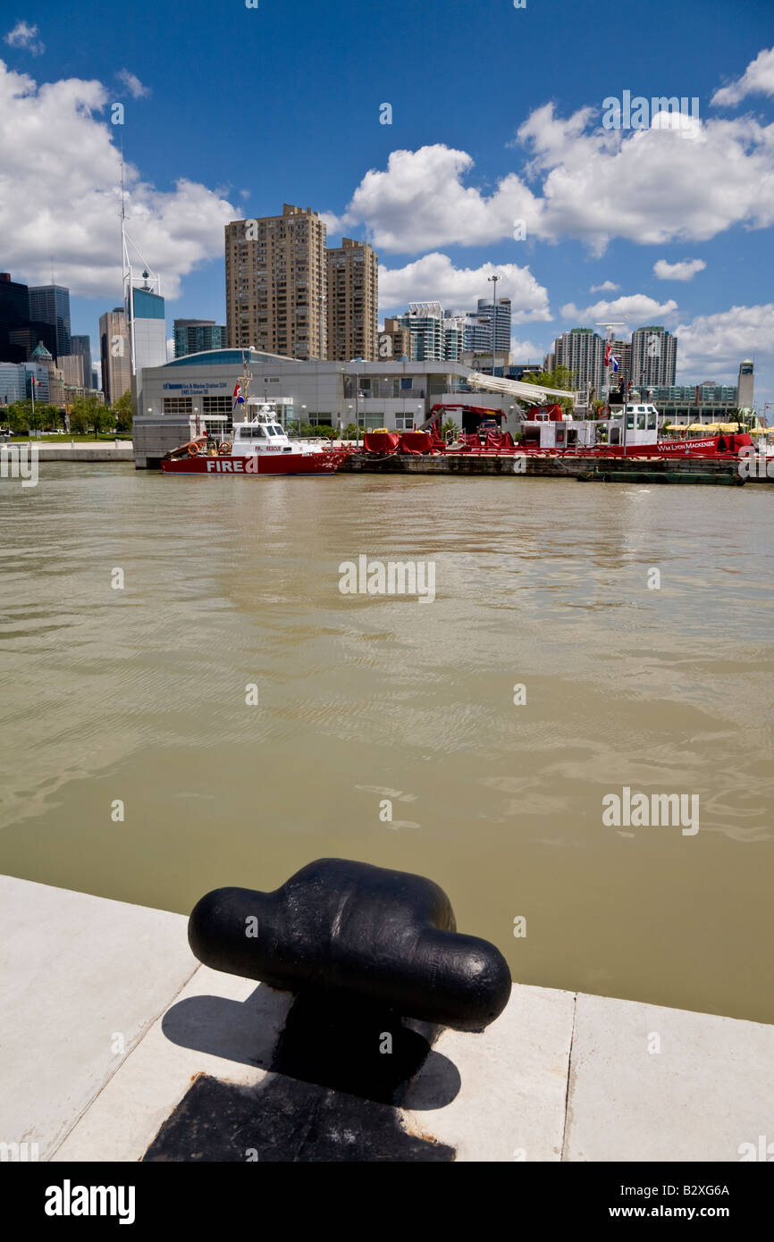 Feuer und Meeresstation 334 und EMS Station 36 im Queens Quay West, Toronto, Kanada. Stockfoto