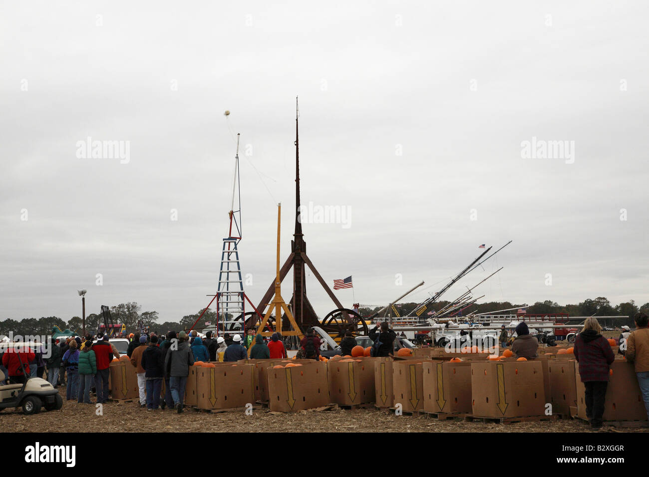 Kleine gelbe Trebuchet ist in der Tat einen Kürbis, in die Schlinge an der Spitze des Bogens zu werfen. Stockfoto