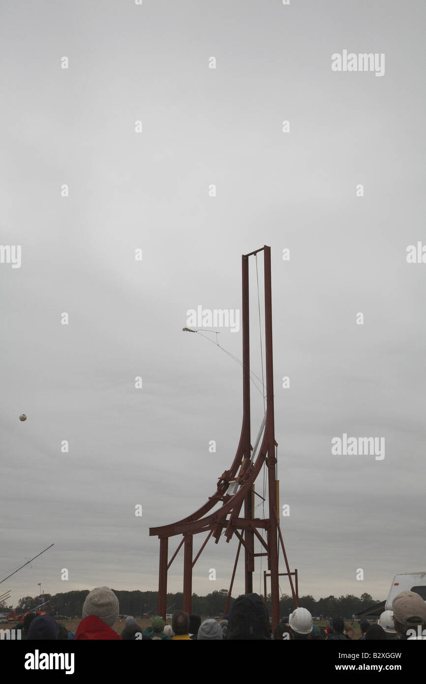 Große Wölbung Metall gerahmten Trebuchet mit Feuern Arm zeigt nach vorne, Kürbis aus der Schlinge zu früh und Kopf nach hinten entlassen Stockfoto