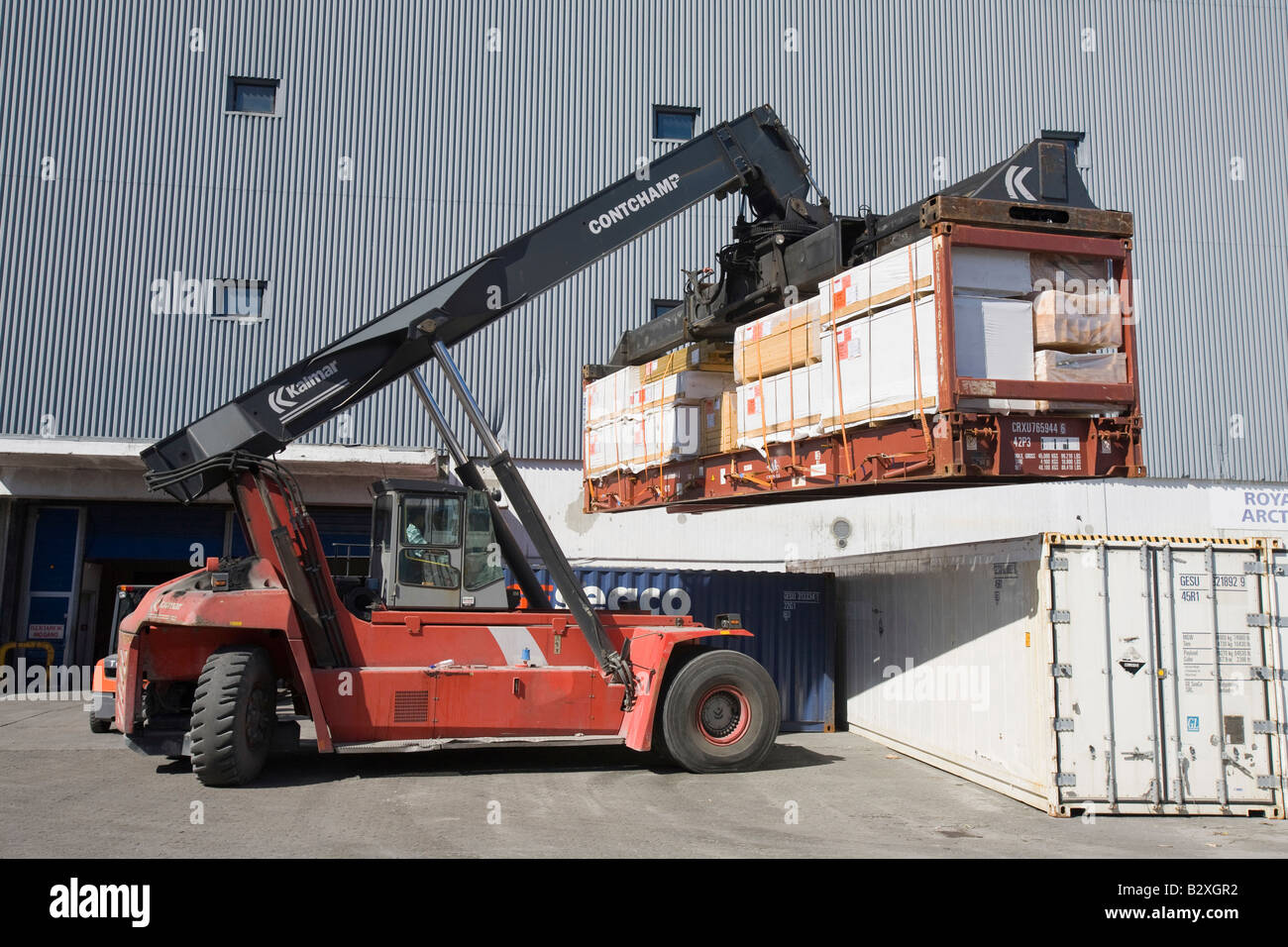 Bewegenden Container um bei Ilulissat dock auf Grönland Stockfoto