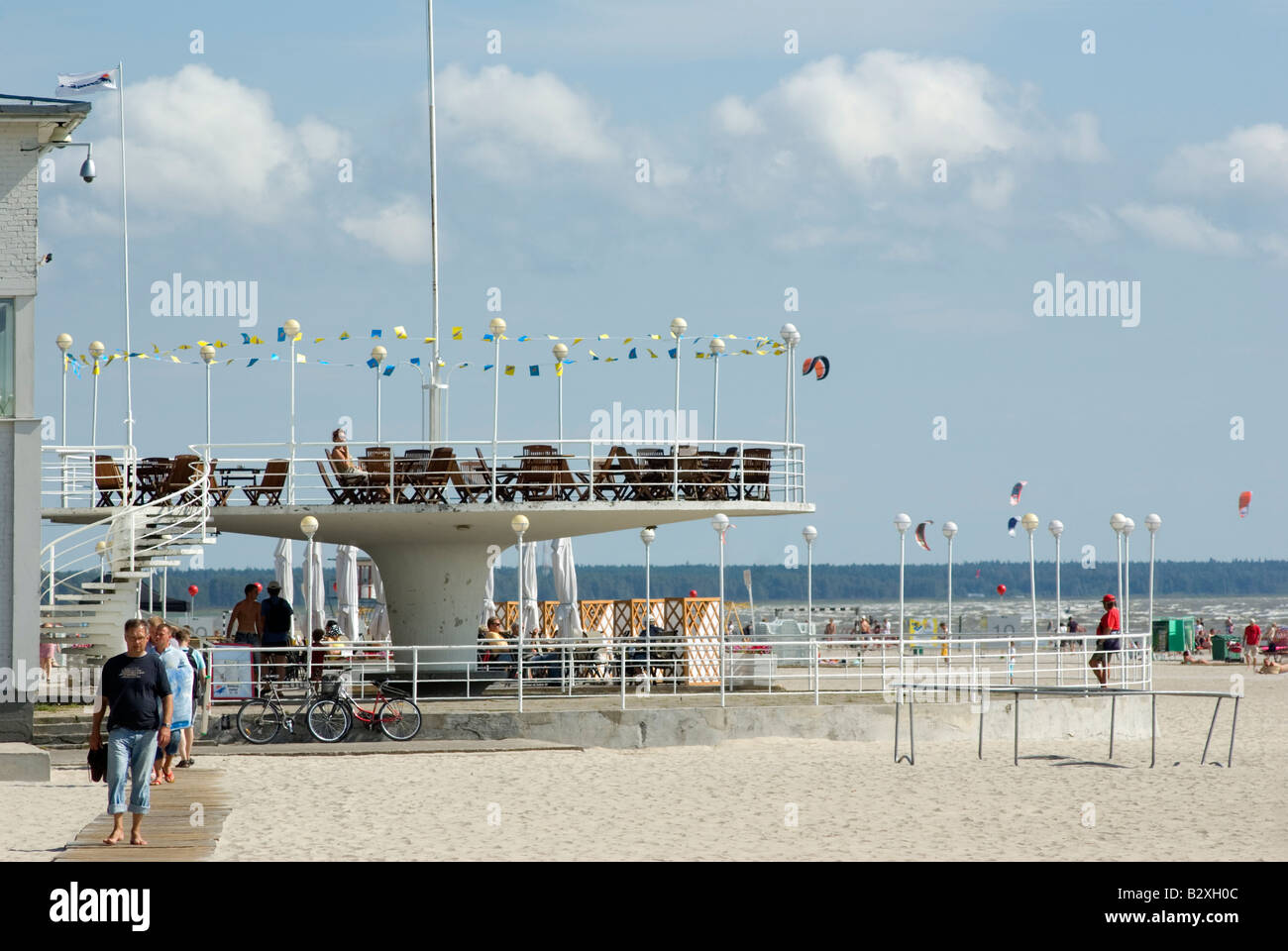 Strand von Pärnu. Rannakohvik (Strandcafe) 3 Ranna Blvd. im Hintergrund. Estland, Estland, Europa Europa EU Stockfoto