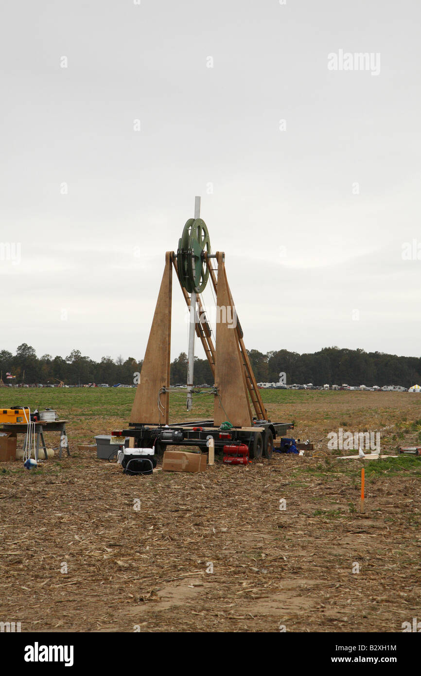 Kürbis, die Maschine einspannen. Interessante Triangluar Panel Holzstütze Struktur mit Riesen pully Rad oben Stockfoto