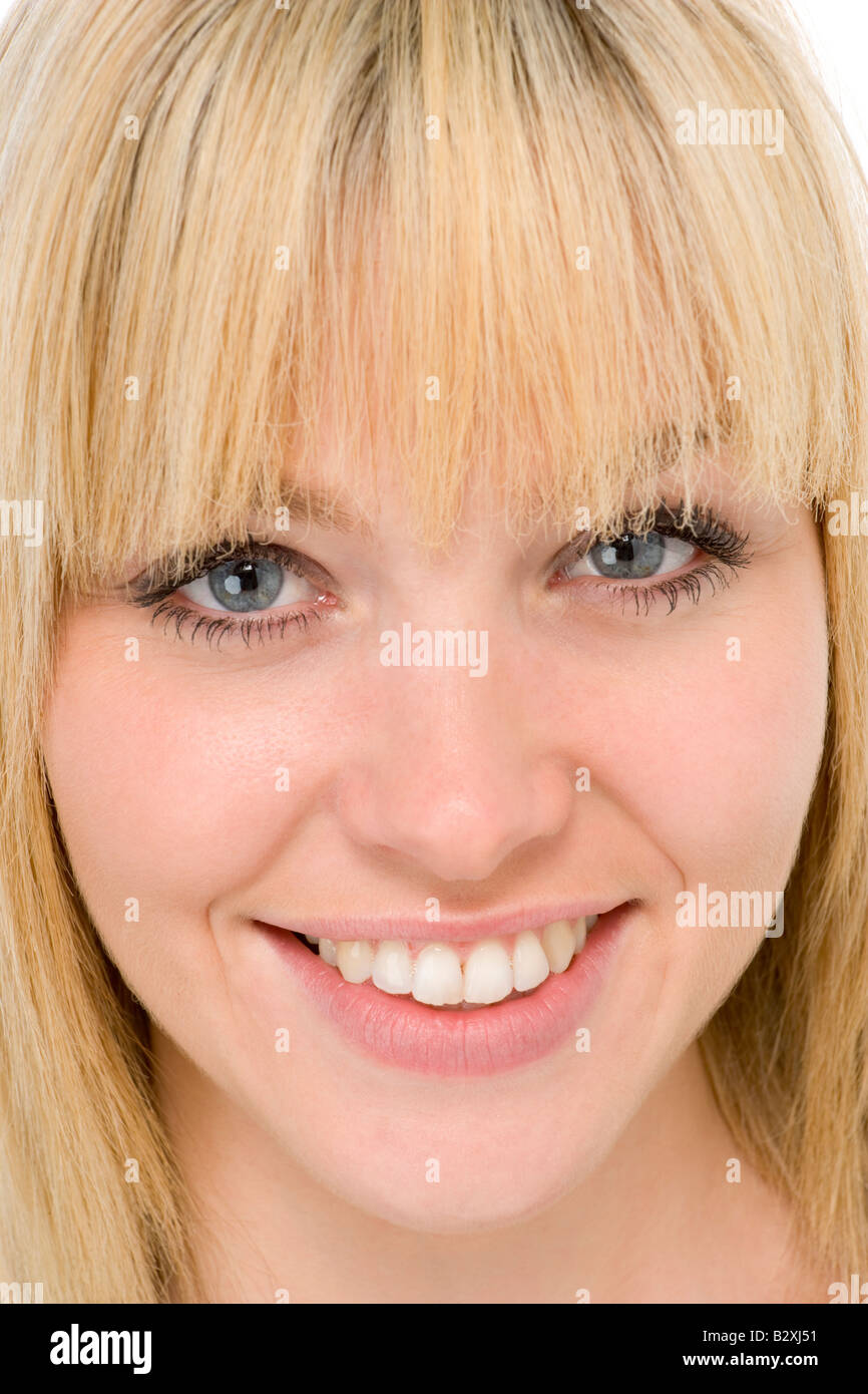 Schuss in den Kopf der lächelnde Frau Stockfoto