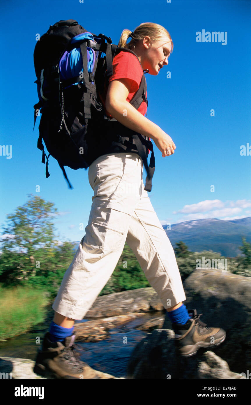 Frau im freien Wandern in landschaftlich reizvollen Lage (Tiefenschärfe) Stockfoto
