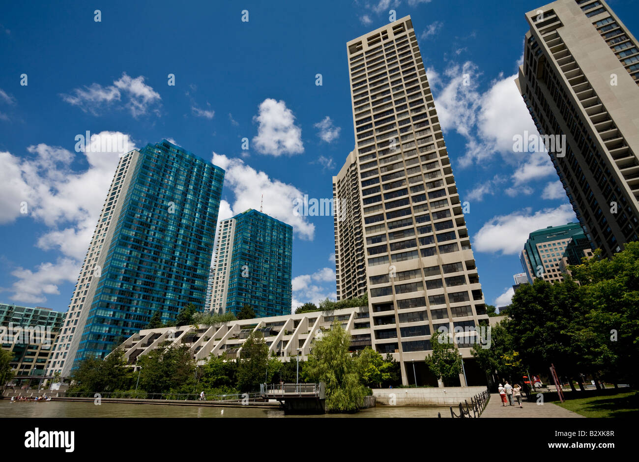 Blau glasierter Wohnblocks am Toronto Hafen von Queens Quay. Stockfoto