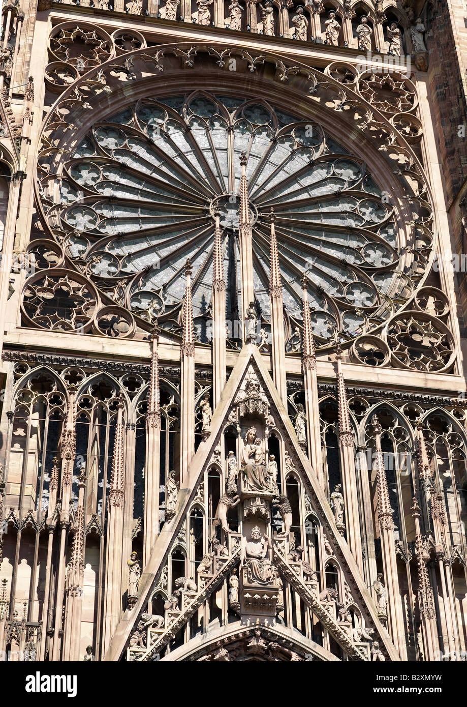 Straßburg, gotische Kathedrale Notre-Dame aus dem 14. Jahrhundert, große Rosette über dem Hauptportal, Elsass, Frankreich, Europa, Stockfoto