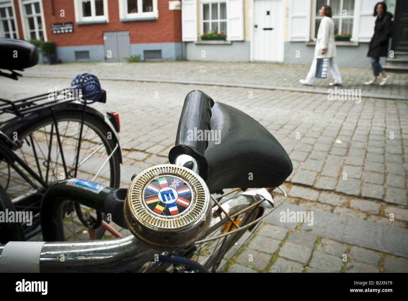 Eine Fahrradklingel mit der Europäischen Kommission Logo und Mitglied Flaggen drauf, wie gesehen in Brügge, Belgien Stockfoto