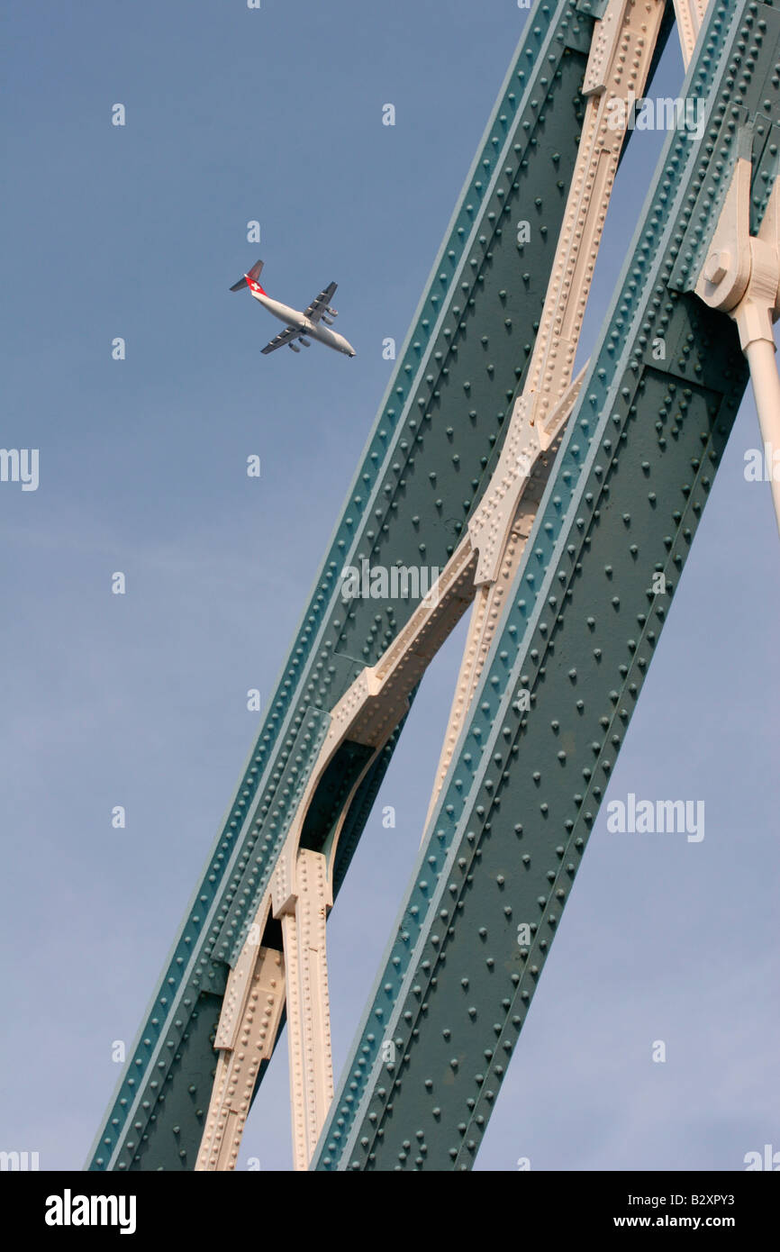 Schweizer-Airways-Maschine fliegen über Stahlbau der Tower Bridge, London Stockfoto