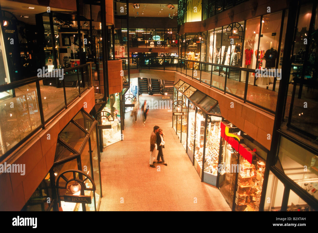 Paar Schaufensterbummel in der Nacht in indoor Mall in Hamburg Deutschland Stockfoto