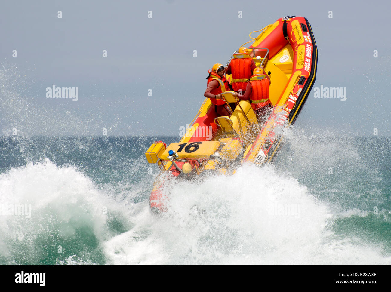 Rettungsboot vom national Sea Rescue Institut Absturz durch Wellen auf dem Meer in Südafrika Stockfoto