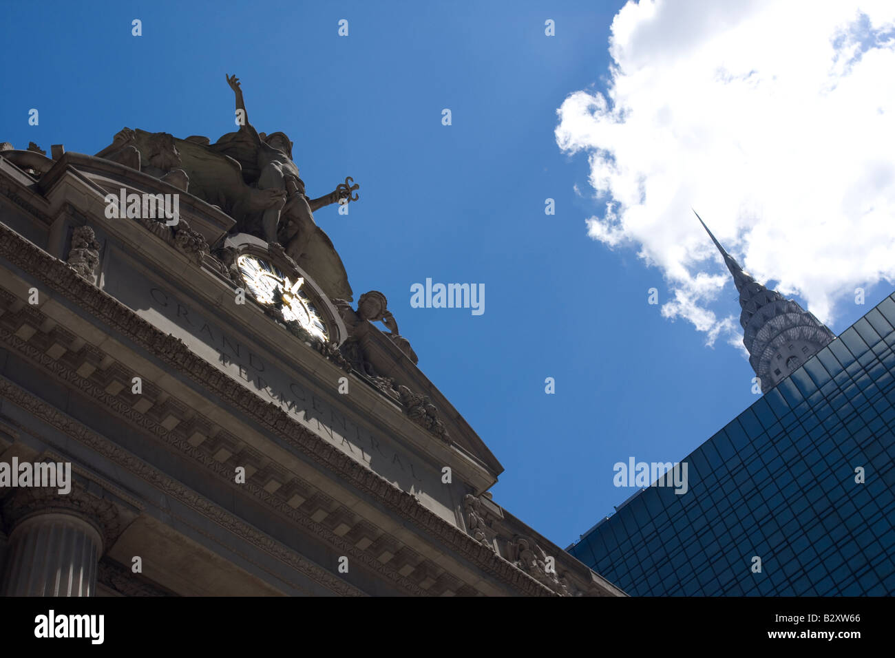 Die Grand Central Station-Fassade und das Chrysler building in Midtown Manhattan. Stockfoto