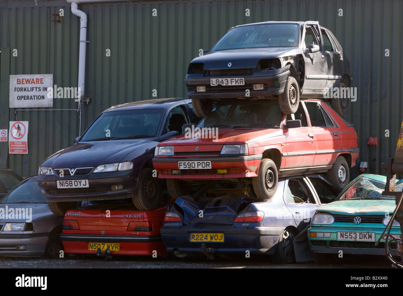Haufen Schrott Autos in einem Schrottplatz Stockfoto