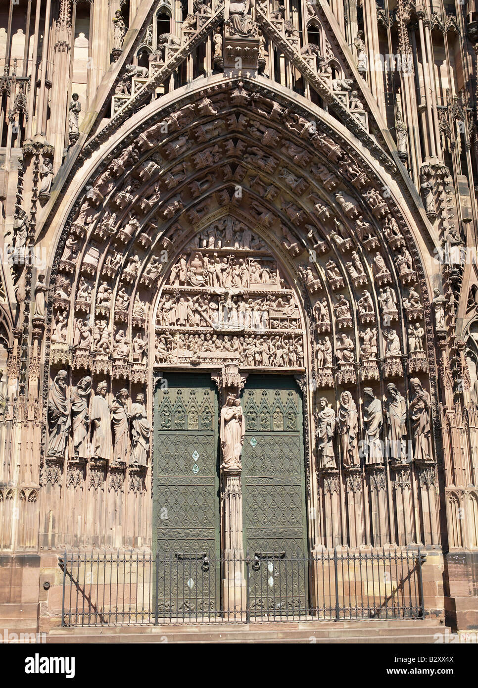 Straßburg, gotische Kathedrale Notre-Dame aus dem 14. Jahrhundert, Hauptportal und Tympanon, Elsass, Frankreich, Europa, Stockfoto