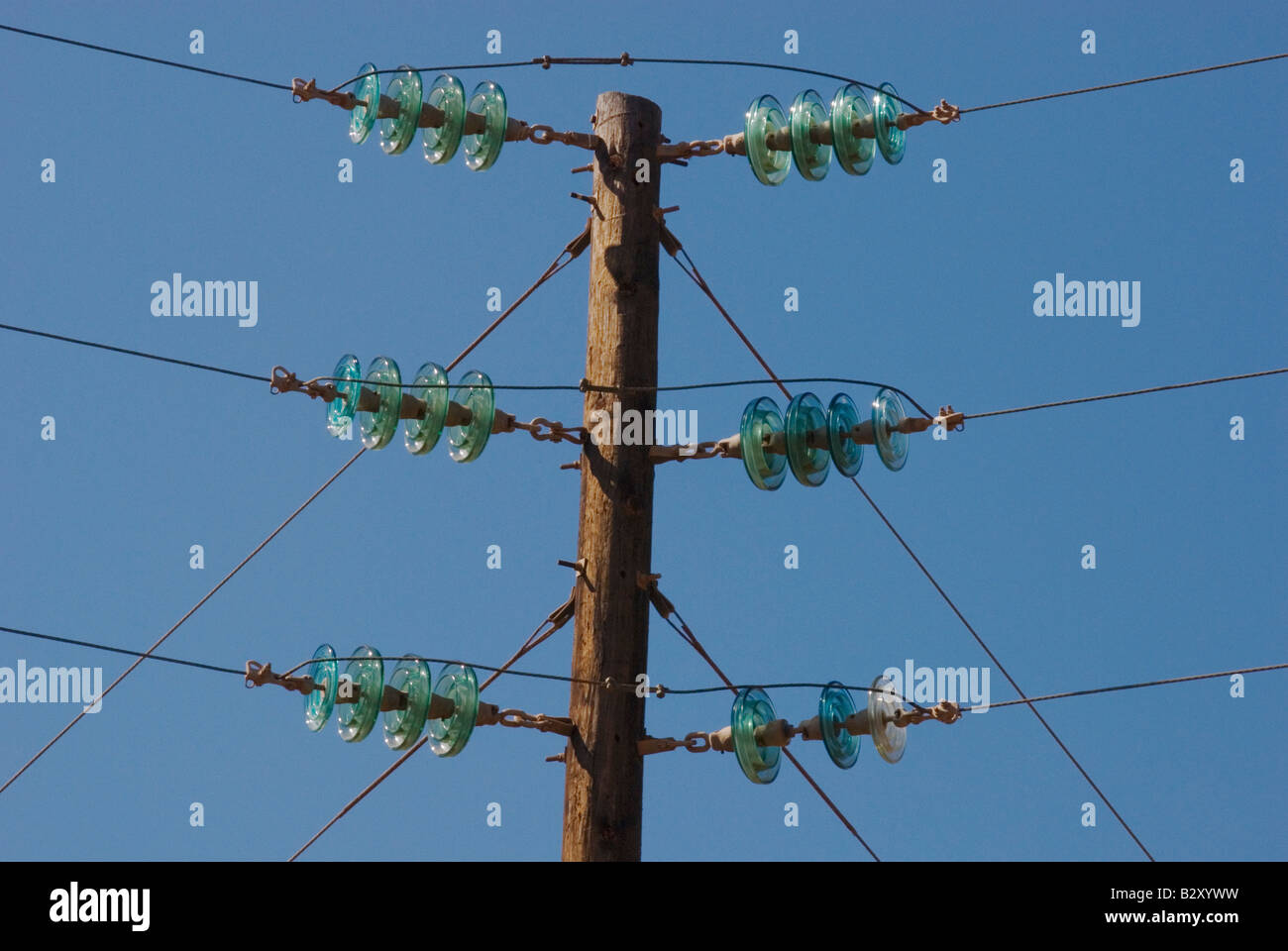 Glas-Isolatoren auf Stromleitungen in Baja California, Mexiko Stockfoto