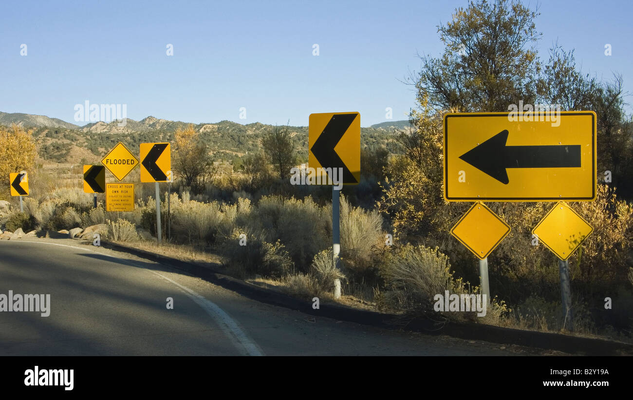 Gelbe Straßenschilder zeigen um auf Highway 33, Kalifornien auf Weg nach Ojai nach links gehen Stockfoto