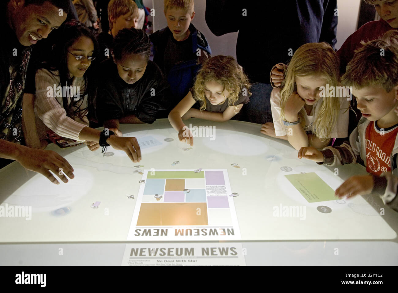 Kinder erkunden interaktiver Journalismus Ausstellung im Newseum Museum, Washington D.C. Stockfoto