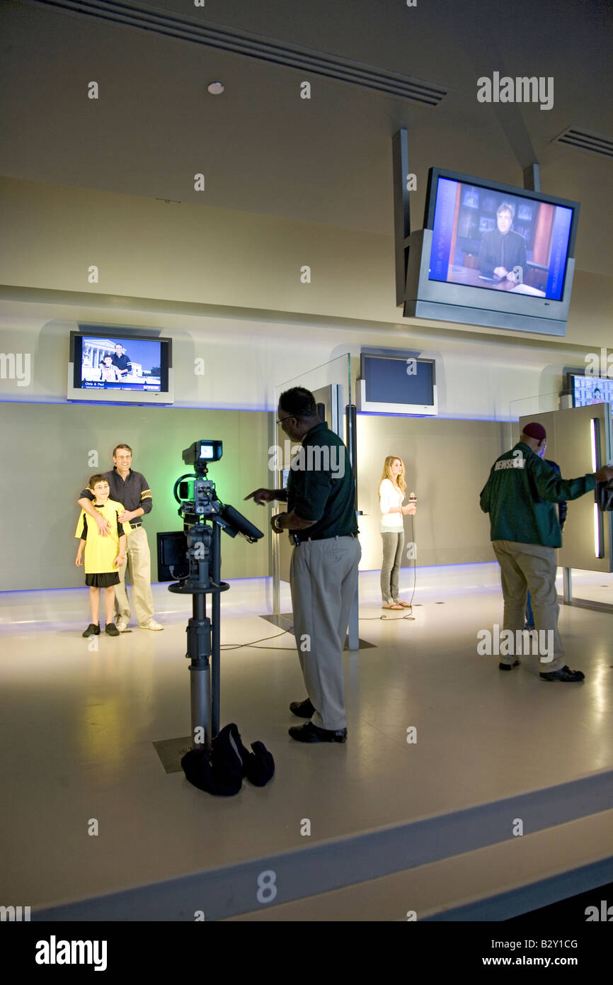 Kinder lernen, wie man auf der Kamera-Reporter in der interaktiven Ausstellung im Newseum Museum, Washington, D.C. werden Stockfoto