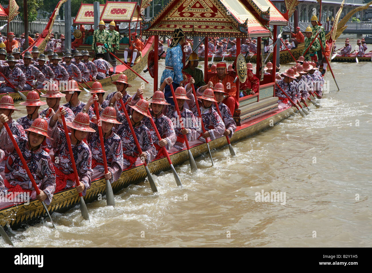 Crew von Escort Lastkahn Wat Rachathiwat Pier für royal Barge Prozession Mission verlassen. Kleid Rehearal Foto geteilt. Stockfoto