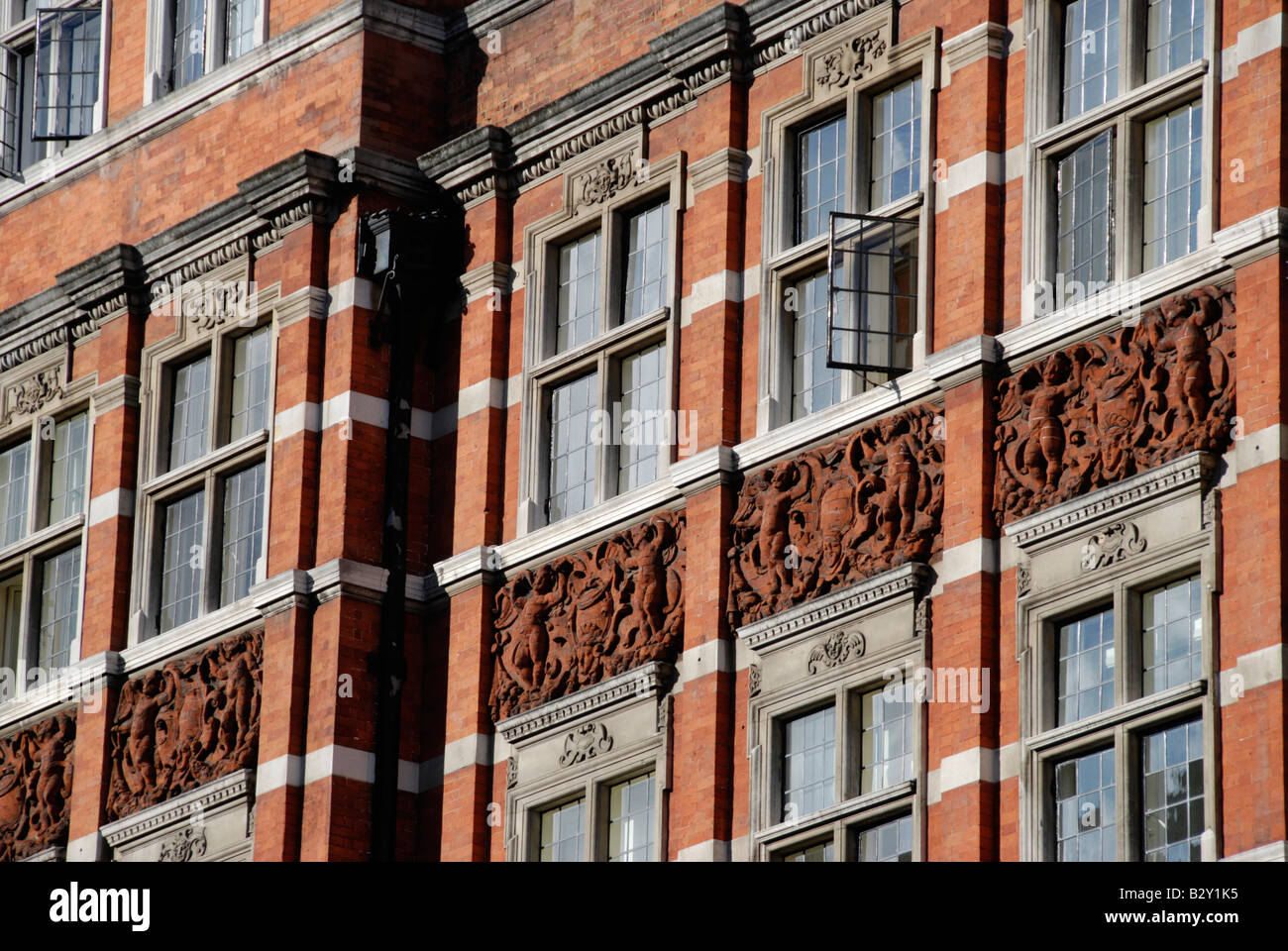 Alte rote Backsteingebäude Fassade in St. James Street, St. James, London, England Stockfoto