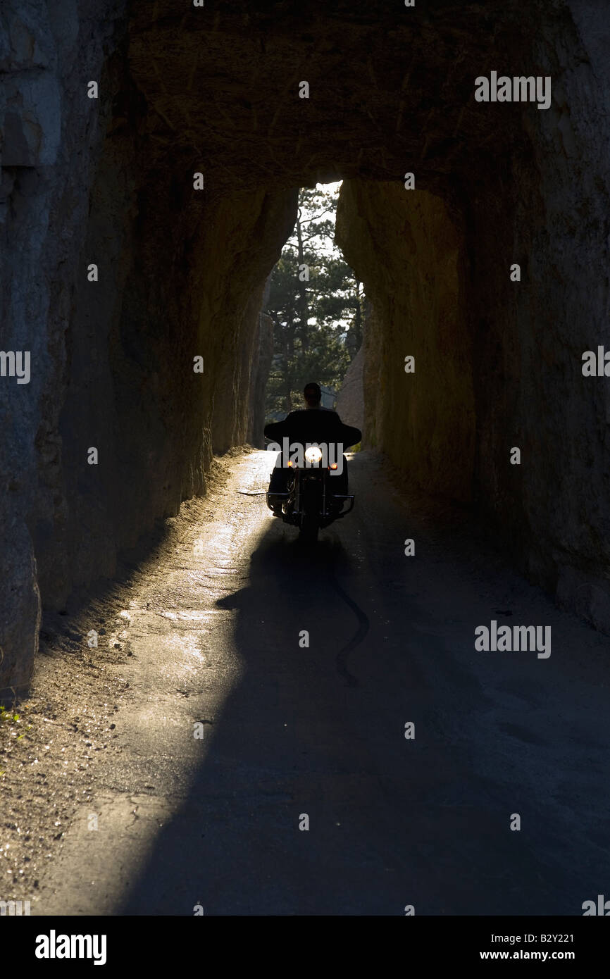 Motorradfahrer fahren durch Tunnel auf Nadeln Autobahn, Black Hills, in der Nähe von Mount Rushmore National Memorial, South Dakota Stockfoto