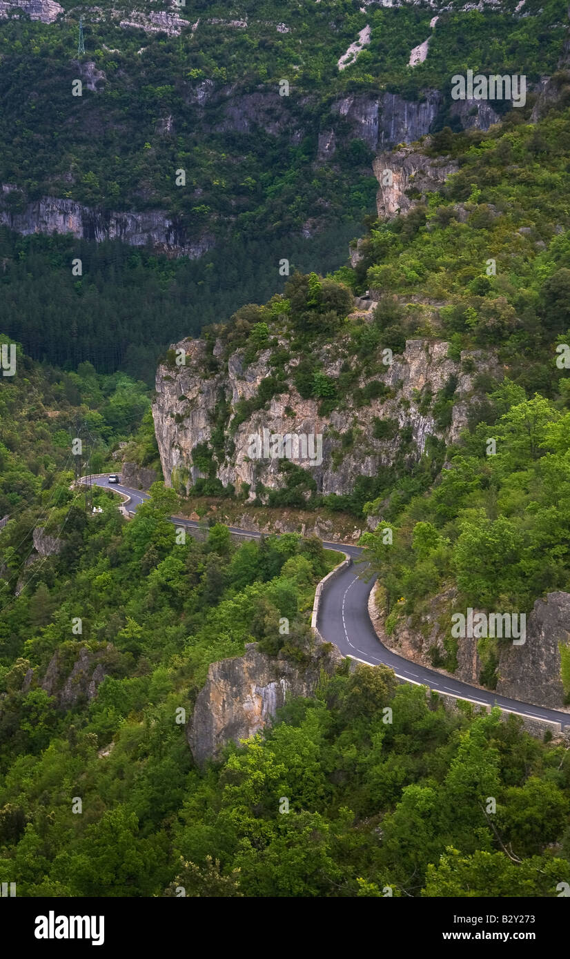 Prekäre Twisting Road an der Gorge De La Vis, in der Nähe von Madieres, Languedoc-Roussillon, Frankreich Stockfoto