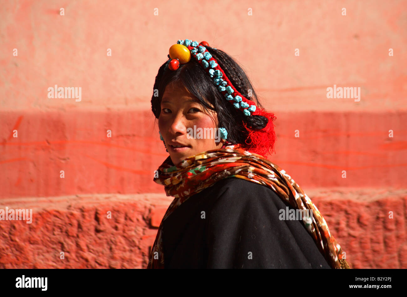 eine tibetische Frau umschließt die Heilige Schrift-Druckerei Stockfoto