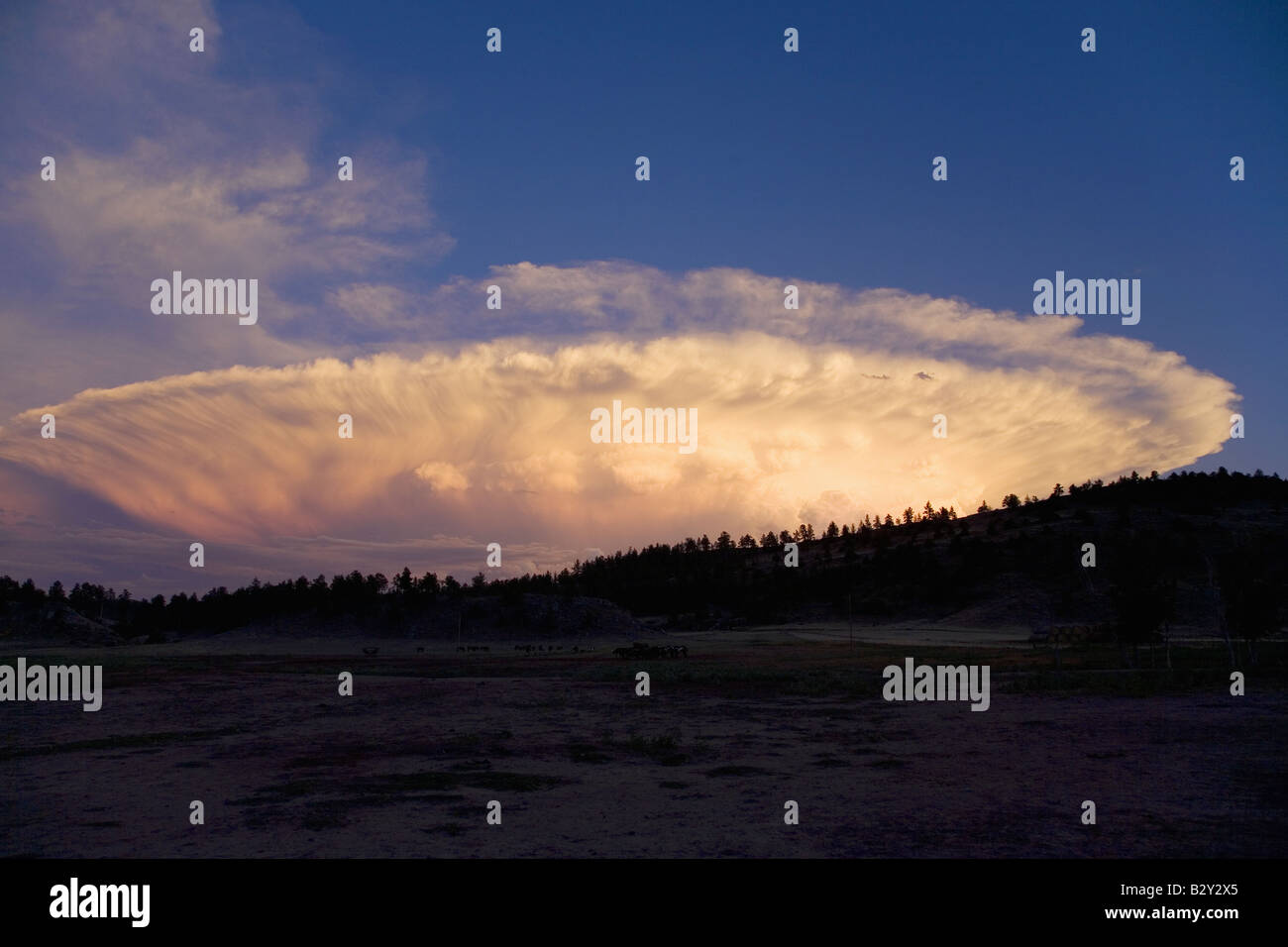 Westlichen Sonnenuntergang und spektakuläre Wolken, Hot Springs, South Dakota Stockfoto