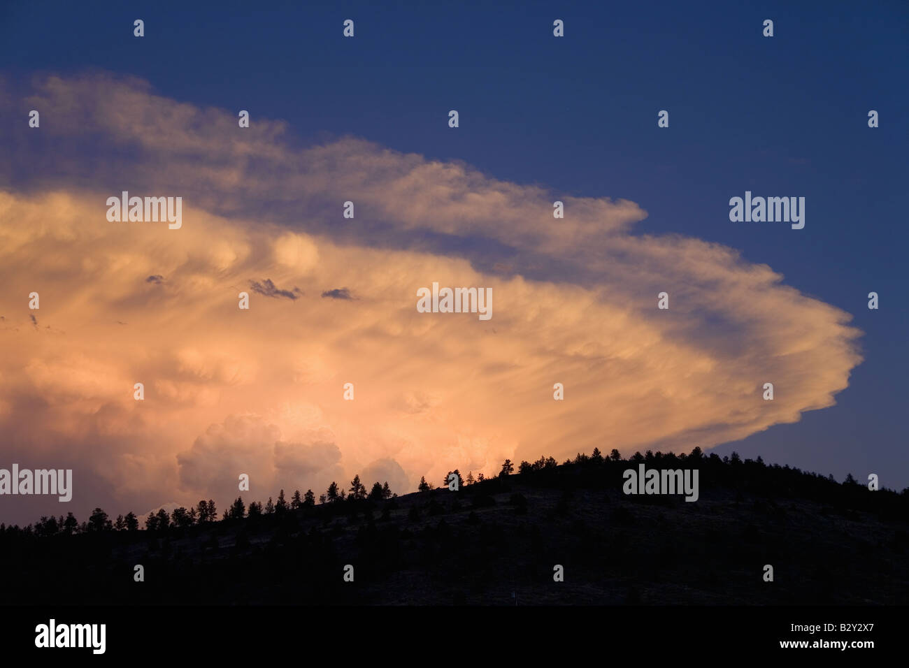 Westlichen Sonnenuntergang und spektakuläre Wolken, Hot Springs, South Dakota Stockfoto