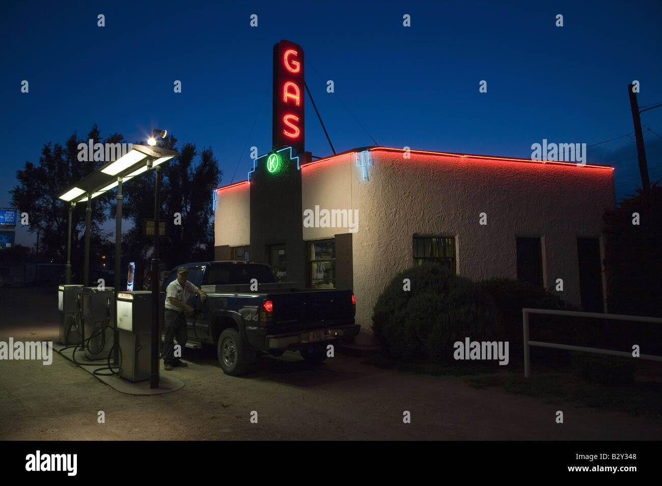 Neonschild mit der Aufschrift "Gas" als Gas Telefonzentrale LKW mit Benzin im Kensinger Service, Grand Island, Nebraska füllt Stockfoto