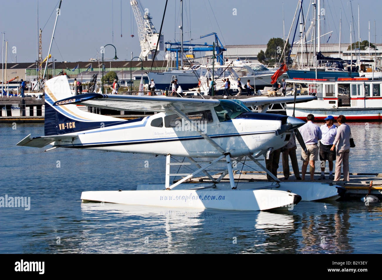 Malerischen Melbourne / A Wasserflugzeug Pilot chats mit Passagiere nach der Landung sein Flugzeug in Williamstown, Melbourne Australien. Stockfoto