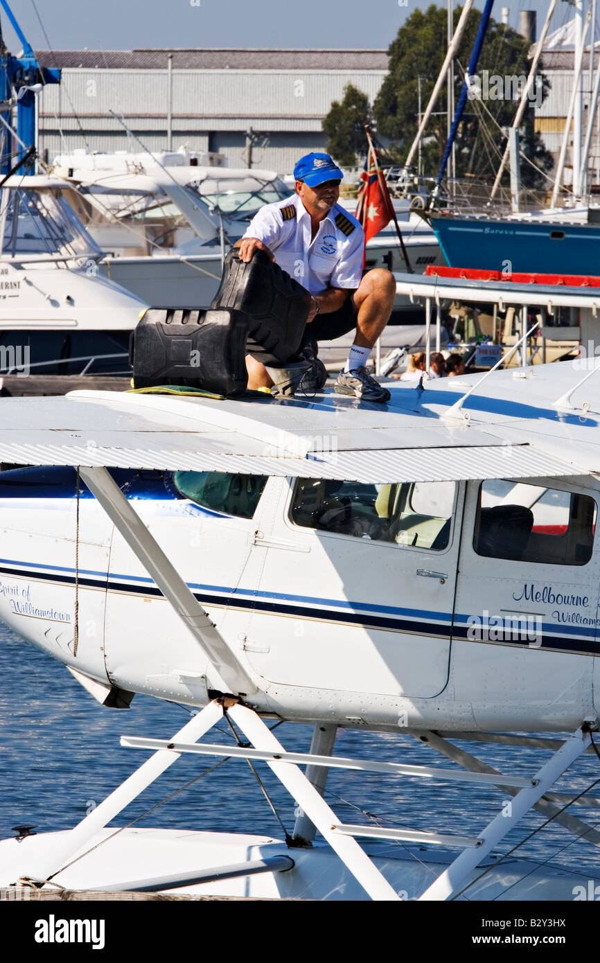 Malerischen Melbourne / A Wasserflugzeug Pilot tankt sein Flugzeug nach einem gecharterten Rundflug. Williamstown, Melbourne Australien. Stockfoto