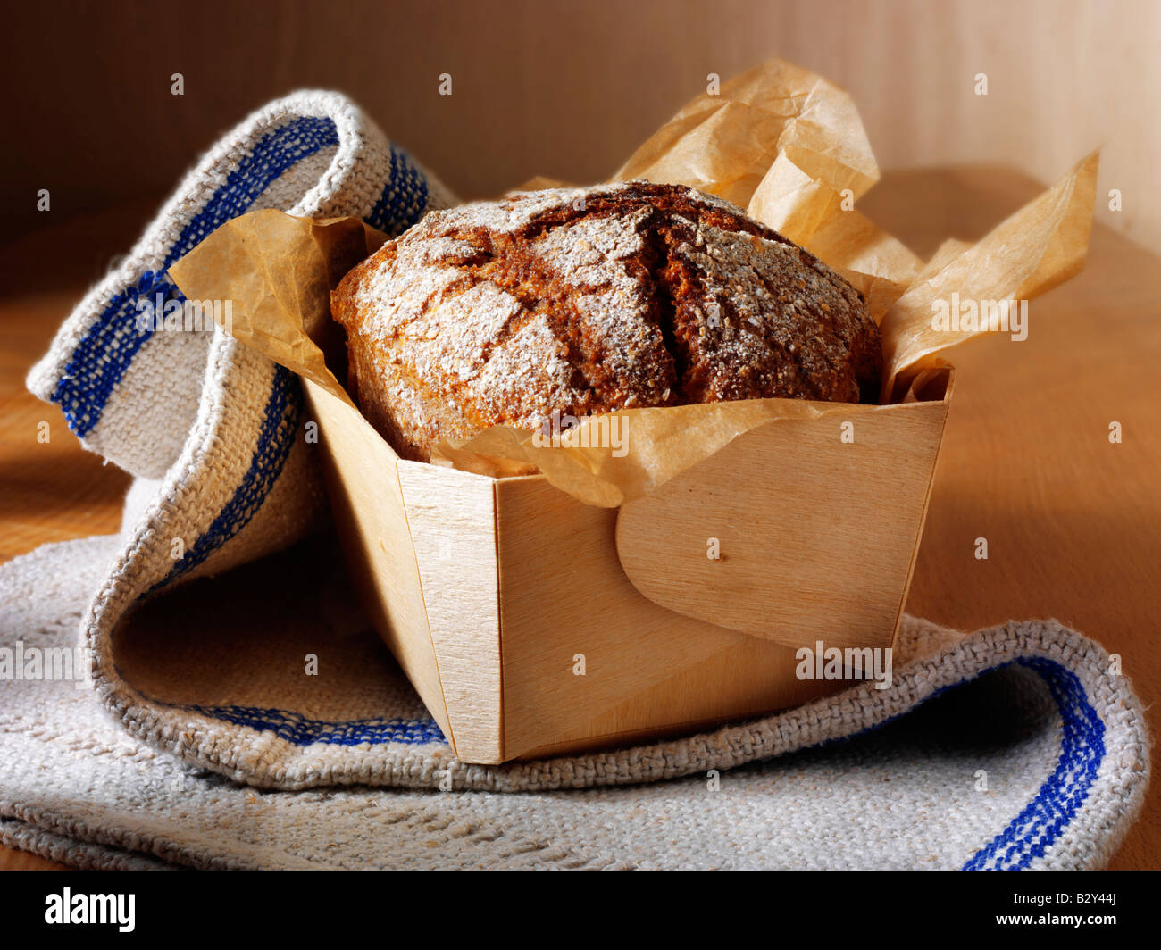 Laib von Artisan Roggenbrot in einem rustikalen Setting Ein Holztisch Stockfoto