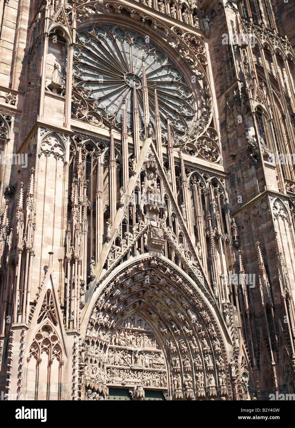 Straßburg, gotische Kathedrale Notre-Dame aus dem 14. Jahrhundert, große Rosette und Tympanon über dem Hauptportal, Elsass, Frankreich, Europa, Stockfoto